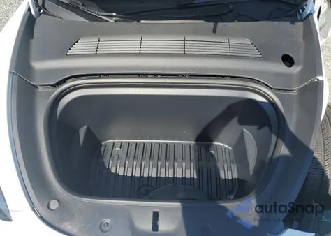 2025 Tesla Model Y z USA, uszkodzony, nr VIN 7SAYGDEF0SA348436